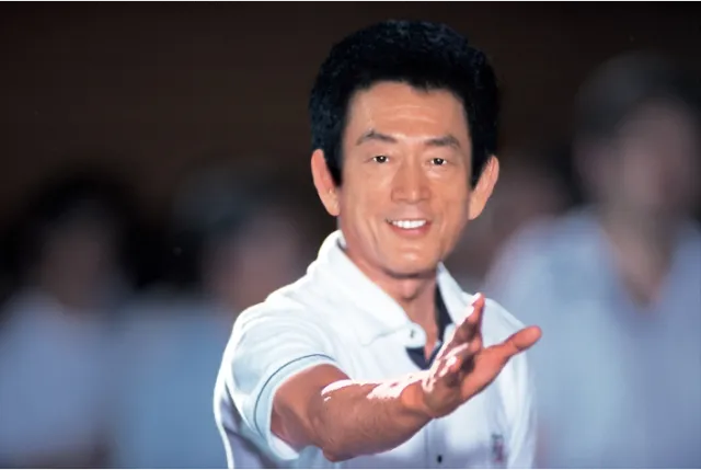 稽古で手をさしのべる西野皓三